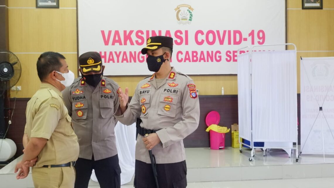 Kapolres Seruyan meninjau Pelaksanaan Kegiatan Vaksinasi Covid-19 Bhayangkari Cabang Seruyan bertempat di Aula Patriatama 95 Polres Seruyan, Senin (12/7/2021). Foto : Tbn