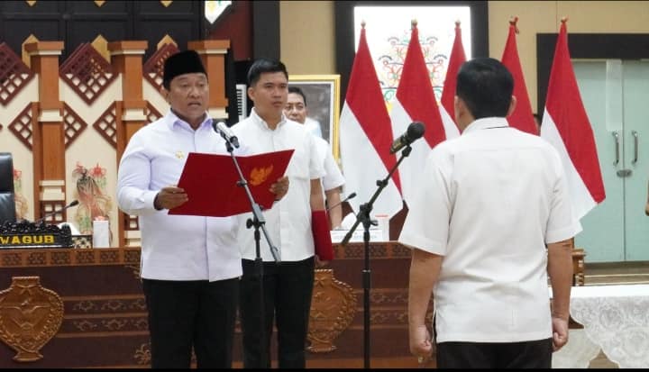 Wakil Gubernur H. Edy Pratowo melantik dan mengambil sumpah janji Pejabat Administrator Serta Serah Terima Jabatan Pelaksana Tugas di Lingkungan Pemerintah Provinsi Kalimantan Tengah Tahun 2023, yang dilaksanakan di Aula Jayang Tingang, Lantai II Kantor Gubernur Kalteng, Rabu (12/7/2023). Foto : Ist