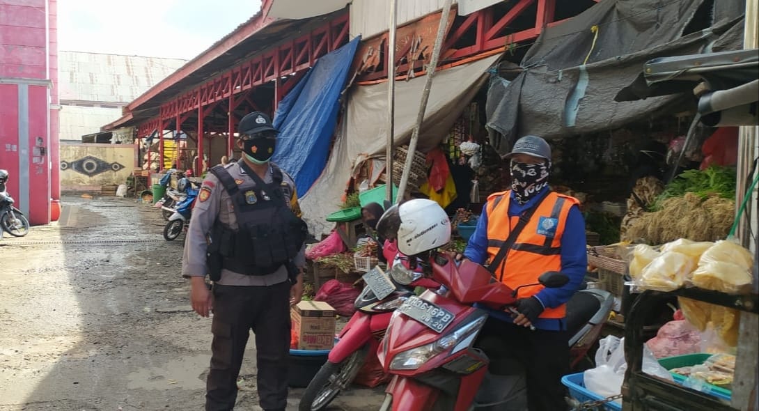 Anggota Polsek Seruyan Hilir melakukan patroli menyasar tempat keramaian salah satunya pasar Saik Kuala Pembuang Kecamatan Seruyan Hilir Kabupaten Seruyan, Senin (12/07/2021). Foto : TN