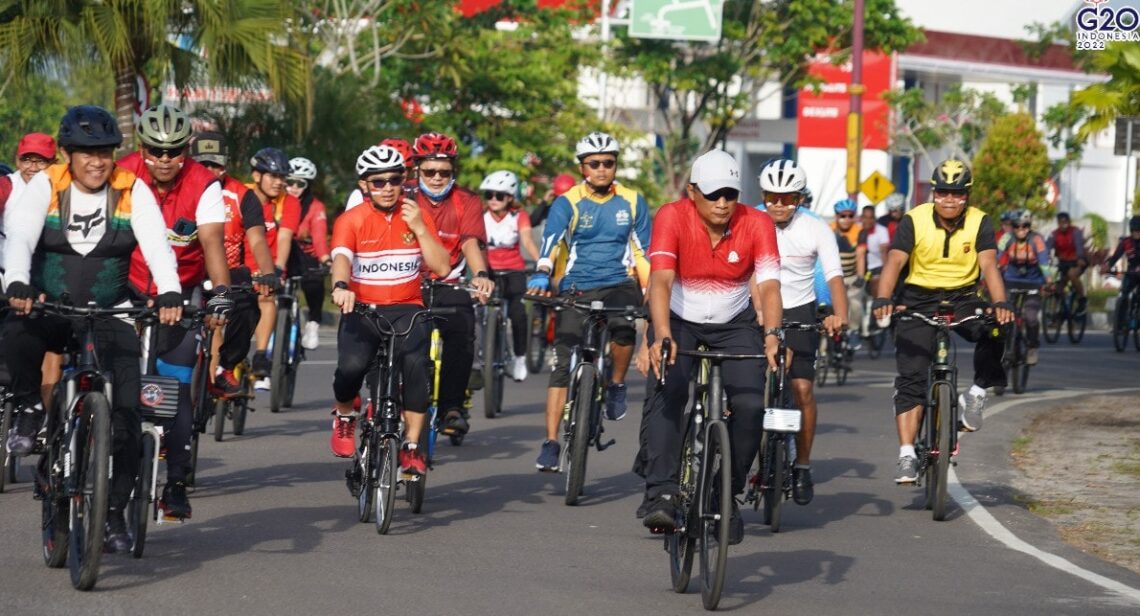 Wakil Gubernur Kalimantan Tengah H. Edy Pratowo mengikuti Sepeda Santai Merah Putih Berkah di Makorem 102/PJG, Jumat (12/8/2022).