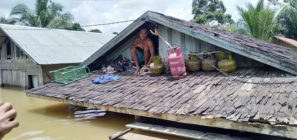 TERENDAM – Sejumlah rumah warga di Desa Ayawan Kecamatan Seruyan Tengah Kabupaten Seruyan terendam banjir akibat hujan di daerah hulu DAS Seruyan. Foto : Ist