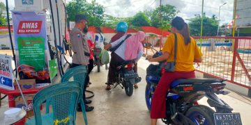 Pasca Kenaikan Harga BBM Personil Sat Binmas Amankan SPBU Pertamina