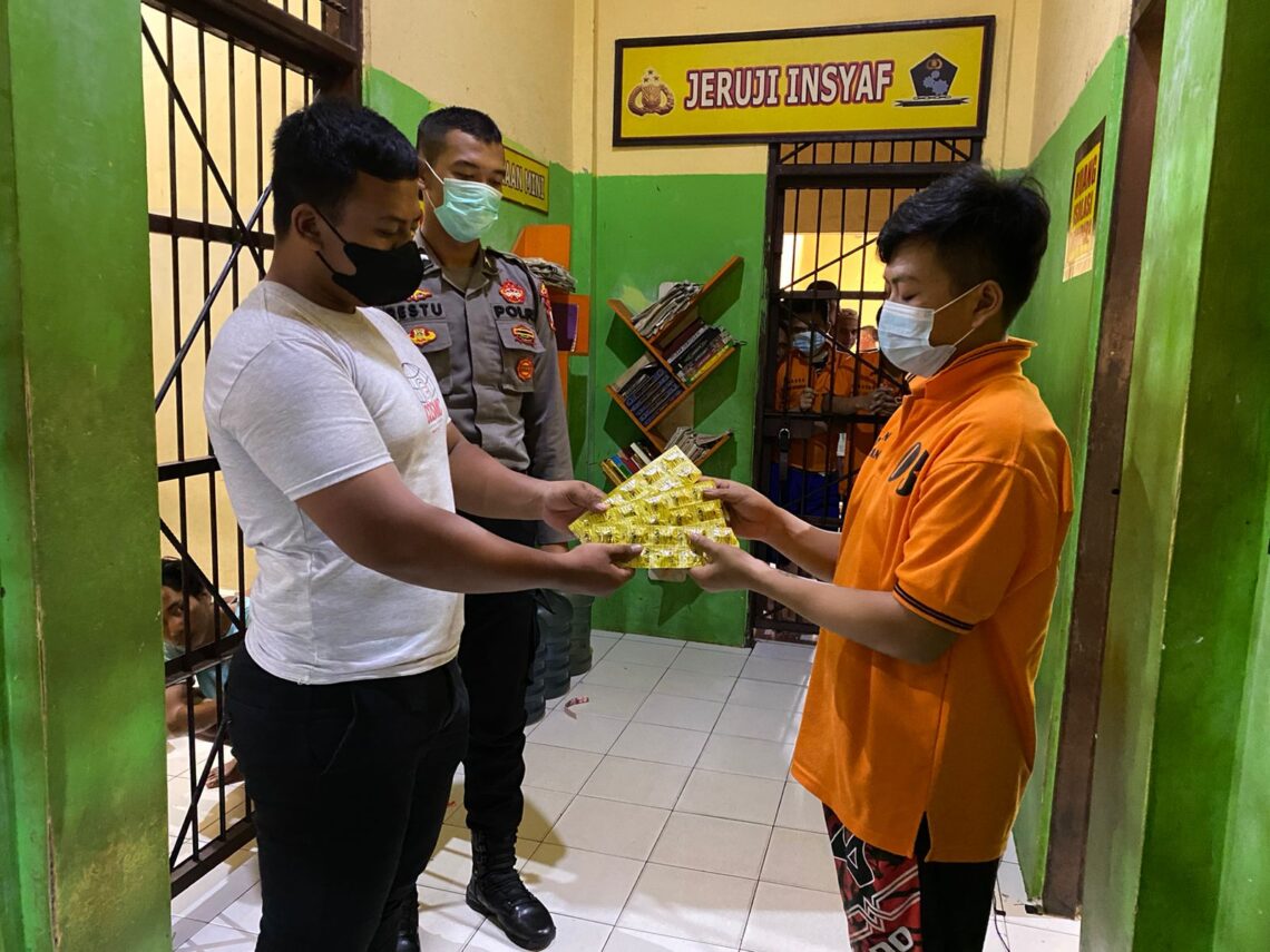 Tahanan di sel Polres Seruyan menerima perlengkapan mandi yang di berikan kepada perorangan , Minggu (12/09/2021) Siang. Foto : Tbn