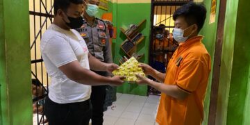 Sat Tahti Polres Seruyan Memberikan Perlengkepan Kebersihan Tahanan