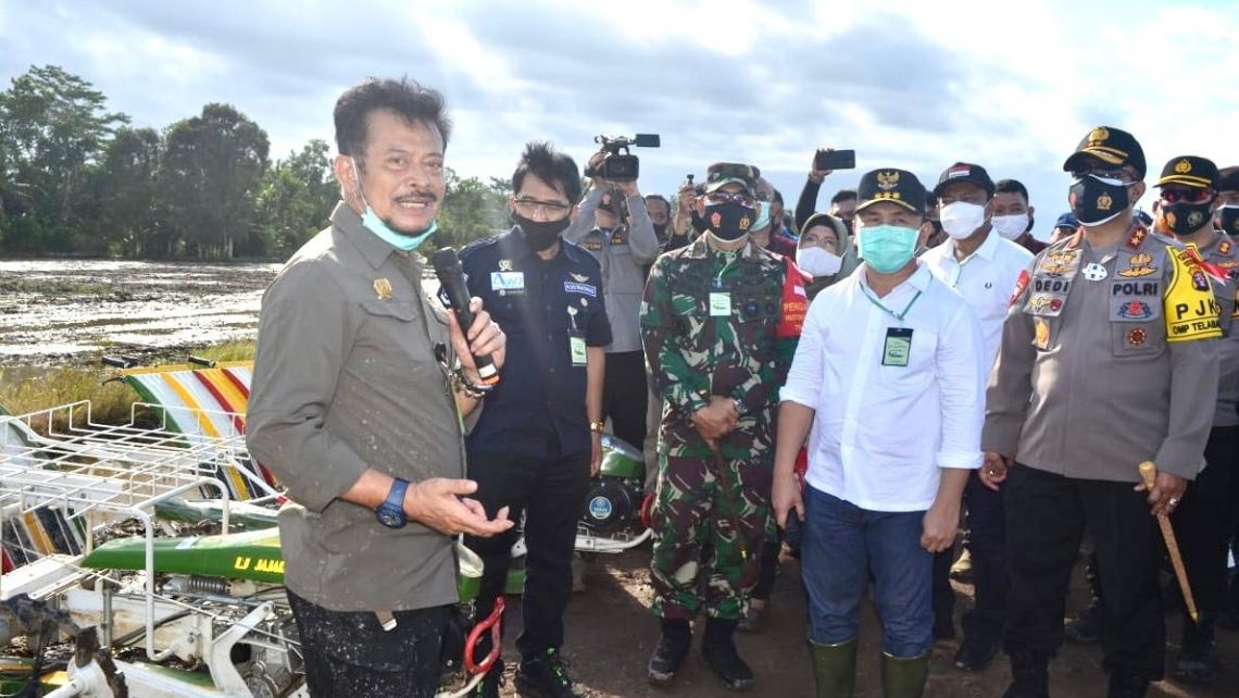 Mentan dan Gubernur Cek Kesiapan lokasi tanam padi Presiden Joko Widodo, Sabtu (12/9/2020). Foto : Hms