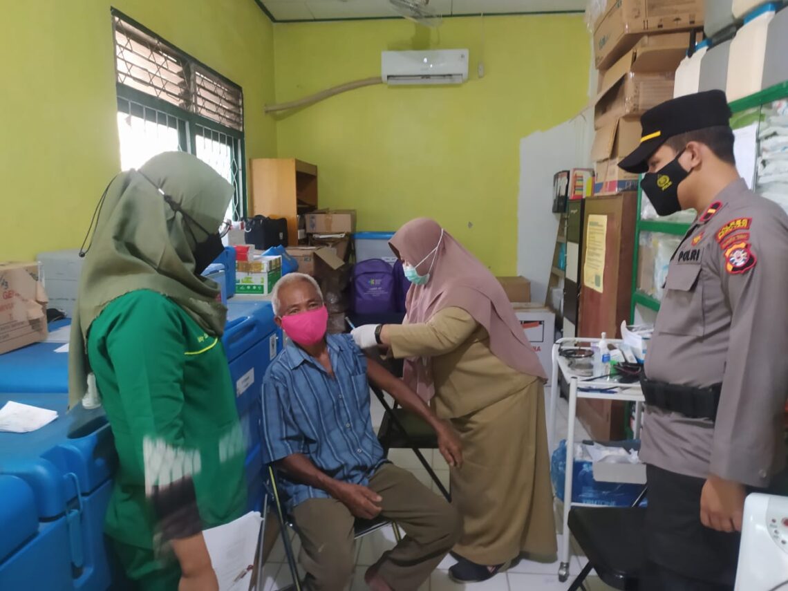 Kapolsek  Hanau Ipda Ihsan Tio Basir, S. Tr. K.  memantau langsung pelaksanaan kegiatan Vaksinasi Covid-19 yang menjadi program pemerintah pusat demi kesehatan. Foto : Tbn