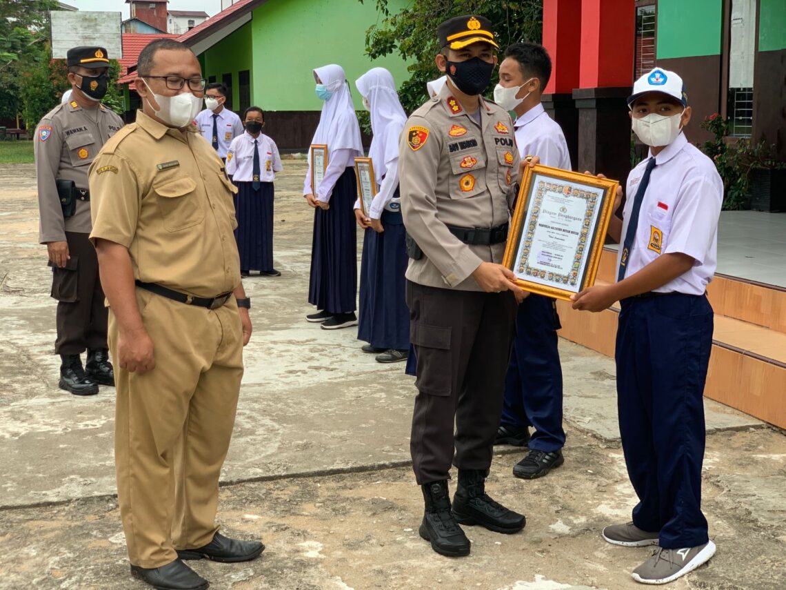 Kapolres Seruyan AKBP Bayu Wicaksono, S.H., S.I.K., M.Si. di dampingi Kasat Binmas Akp Wawan Aryana dan Personil Sat Binmas kegiatan Seruyan Peduli Prestasi Pelajar (SerPed TasJar) dengan memberikan Penghargaan(Reward), Selasa (12/10/2021). Foto : Tbn