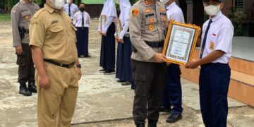 Kapolres Seruyan Berikan Penghargaan Kepada Siswa-Siswi Berprestasi