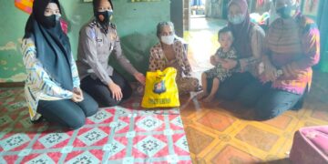 Kasat Binmas dan Personil Polwan Jum’at Berkah Seruyan Berbagi Sembako