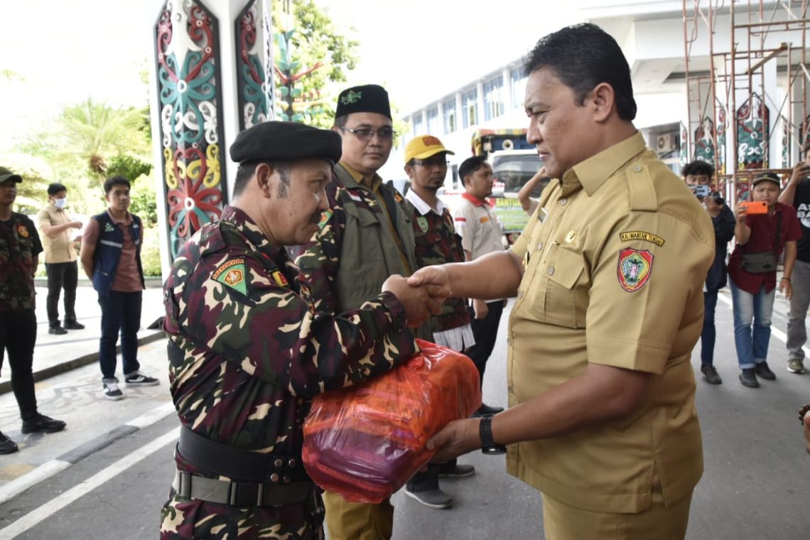Wagub menyerahkan bantuan secara simbolis