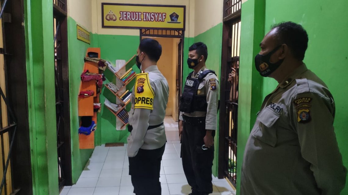 Kapolres Seruyan AKBP Bayu Wicaksono saat mengecek kondisi tahanan di Mapolres Seruyan, Rabu (13/1/2021). Foto :TN