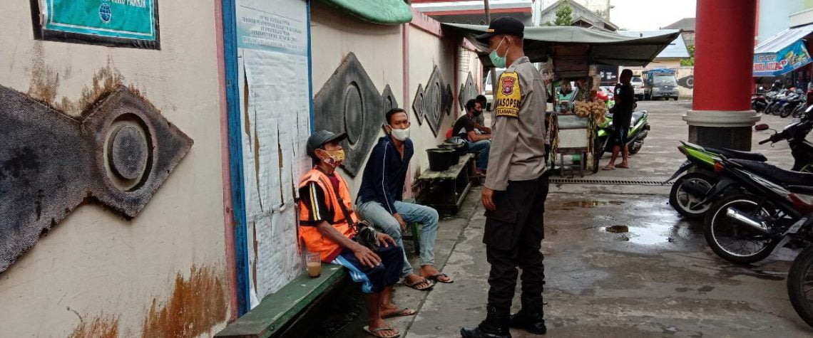 Patroli Polisi terus diintensifkan membantu Pemerintah Kabupaten Seruyan memutus mata rantai penularan Covid. Kerumunan warga diminta taati protokol kesehatan, Rabu (13/1/2021) Pukul 09.00 Wib. Foto : TN