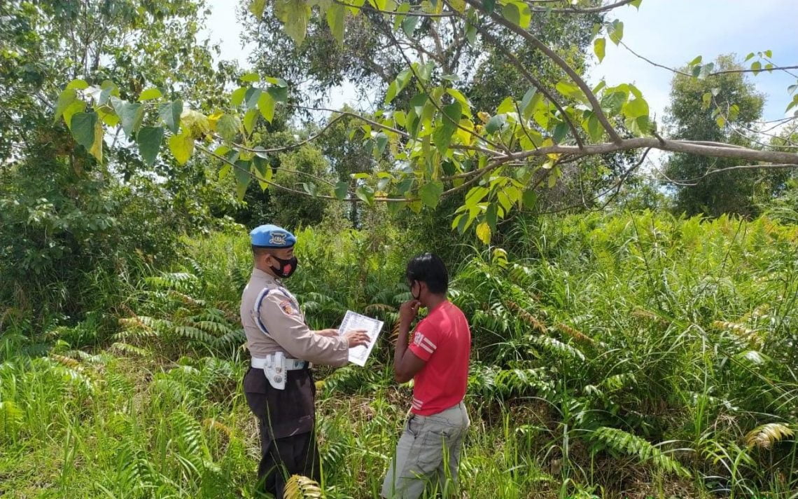 PErsonil Polsek Seruyan Hilir Sosialisasi Maklumat Kapolda Kalteng Tentang Karhutla bertempat di Jalan Raya Pematang Panjang , Desa Pematang Panjang  Kecamatan Seruyan Hilir Timur , Kabupaten Seruyan, Provinsi Kalimantan Tengah, Rabu (13/01/2021). Foto : TN