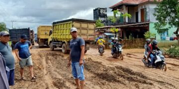 Legislator ini Rela Berkubang Lumpur Bantu Perbaiki Kerusakan Jalan Palinget