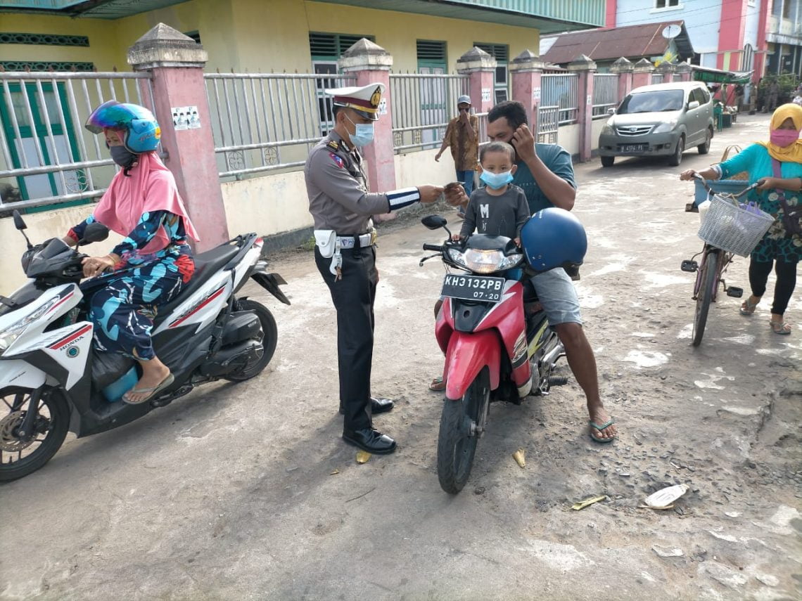 Satlantas Polres Seruyan melaksanakan pengaturan dan juga menghimbau untuk patuhi Protokol Kesehatan Covid-19 ,khususnya saat berkendara agar menggunakan masker. Sabtu (13/2/2021). Foto : Tbn