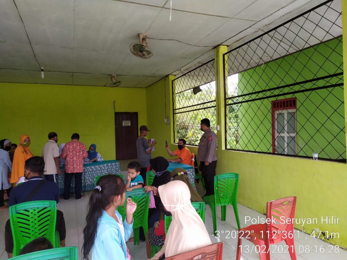 Bhabinkamtibmas Polsek Seruyan Hilir melaksanakan pengamanan dalam kegiatan penyaluran Bantuan Sosial Tunai (BST) dari pemerintah Tahap ke II di Desa Kartika Bhakti Kec.Seruyan Hilir Timur Prov. Kalteng, Sabtu (13/02/2021) pagi. Foto : Tbn