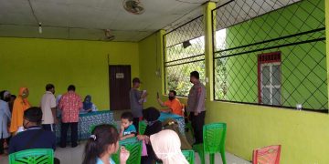 Bhabinkamtibmas Polsek Seruyan Hilir Amankan Penyaluran Bantuan Sosial Tunai (BST)