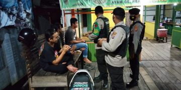 Personel Polres Seruyan Tekan Penularan Covid-19 Dengan Memberikan Masker dan Sosialisasikan Prokes
