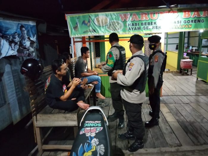 Personel Polres Seruyan melaksanakan Patroli secara masif dan terus menerus untuk melaksanakan Sosialisasi Protokol Kesehatan kepada masyarakat, guna menekan angka penularan Covid-19 di kabupaten Seruyan, Jumat (12/2/2021) malam. Foto : Tbn