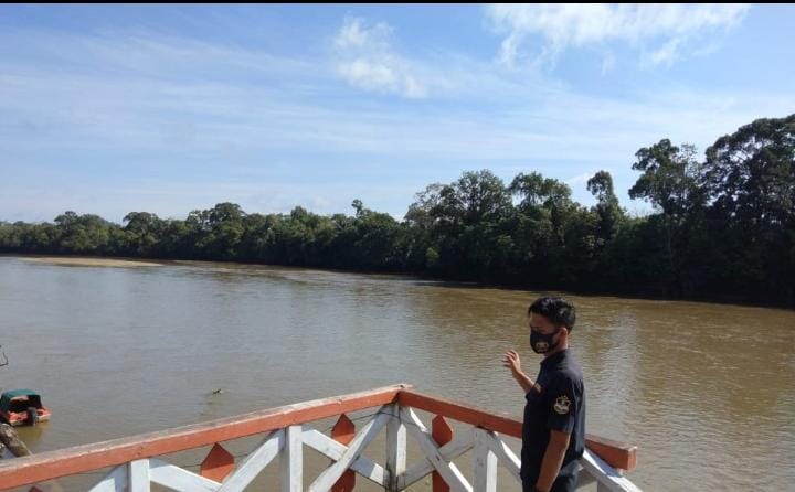 Anggota Polsek Seruyan Tengah memantau debit air Sungai Seruyan di Rantau Pulut, Sabtu (13/2/2021). Foto : Tbn