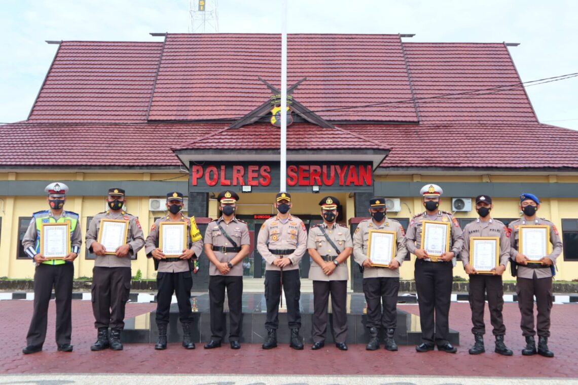 Kapolres Seruyan Memberikan Penghargaan Kepada 9 Personel Polres Seruyan yang berprestasi.
Sabtu (12/2/2022) Pagi. Foto : Tbn