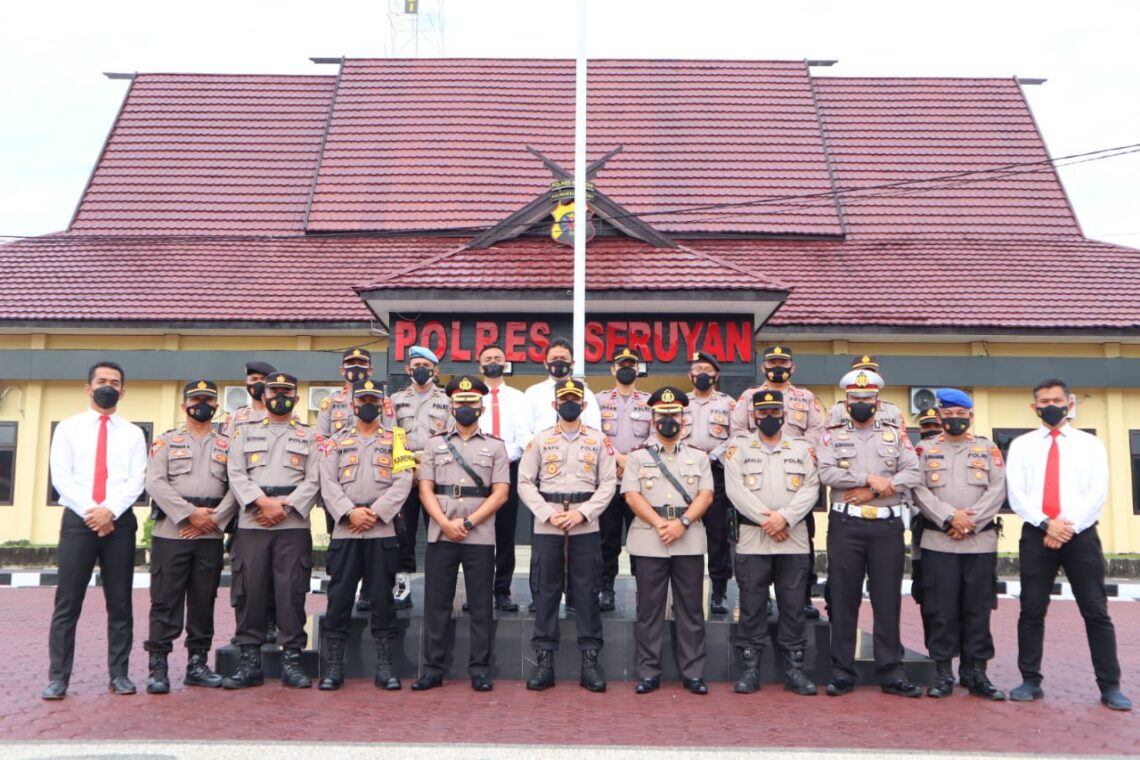 Kapolres Seruyan AKBP Bayu Wicaksono, S.H., S.I.K., M.Si., bersama PJU Polres Seruyan mengajak foto bersama Kompol Yudha Setiawan, S.H.,S.I.K. 
Sabtu (12/02/2022). 
Foto : Tbn