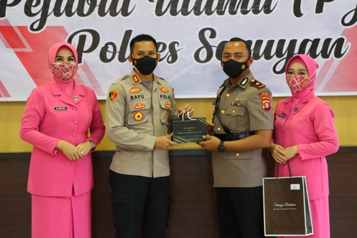 Kapolres Seruyan AKBP Bayu Wicaksono S.H., S.I.K., M.Si. didampingi Ketua Bhayangkari Cabang Seruyan Ny. Wina Bayu Wicaksono melepas kepindahan tugas Kompol Yudha Setiawan, S.H.,S.I.K, selesai kegiatan acara kenal pamit Wakapolres Seruyan
Sabtu (12/02/2022).
Foto : Tbn