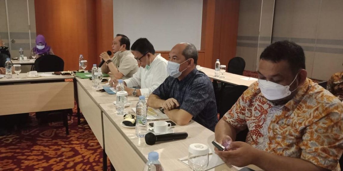 Sekretaris Daerah (Sekda) Provinsi Kalimantan Tengah (Kalteng) Fahrizal Fitri mengikuti Rapat Kerja (Raker) Percepatan Tanam di Wilayah Pengembangan Kawasan Food Estate Kabupaten Kapuas bersama Sekretaris Jenderal (Sekjen) Kementerian Pertanian (Kementan) RI Momon Rusmono, bertempat di Hotel Galaxy Golden Tulip Banjarmasin, Sabtu (13/2/2021). Foto : BA