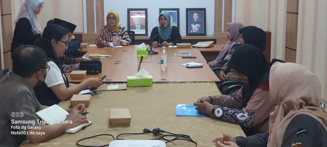 Unsur pimpinan dan anggota Komisi III DPRD Provinsi Kalimantan Tengah membidangi Pendidikan, Kesehatan dan Pariwisata melaksanakan tugas kunjungan kerja (Kunker) ke Dinas Perpustakaan dan Kearsipan (Dispersip) Kota Banjarmasin, Provinsi Kalimantan Selatan (Kalsel). Foto : Fan