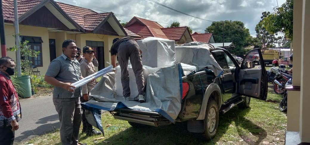 Dinas Pemberdayaan Masyarakat dan Desa (PMD) Kabupaten Seruyan secara bertahap mulai mendistribusikan logistik Pemilihan Kepala Desa (Pilkades) serentak gelombang 3 tahun 2021 di Kabupaten Seruyan, Sabtu(13/03/2021). Foto : Tbn