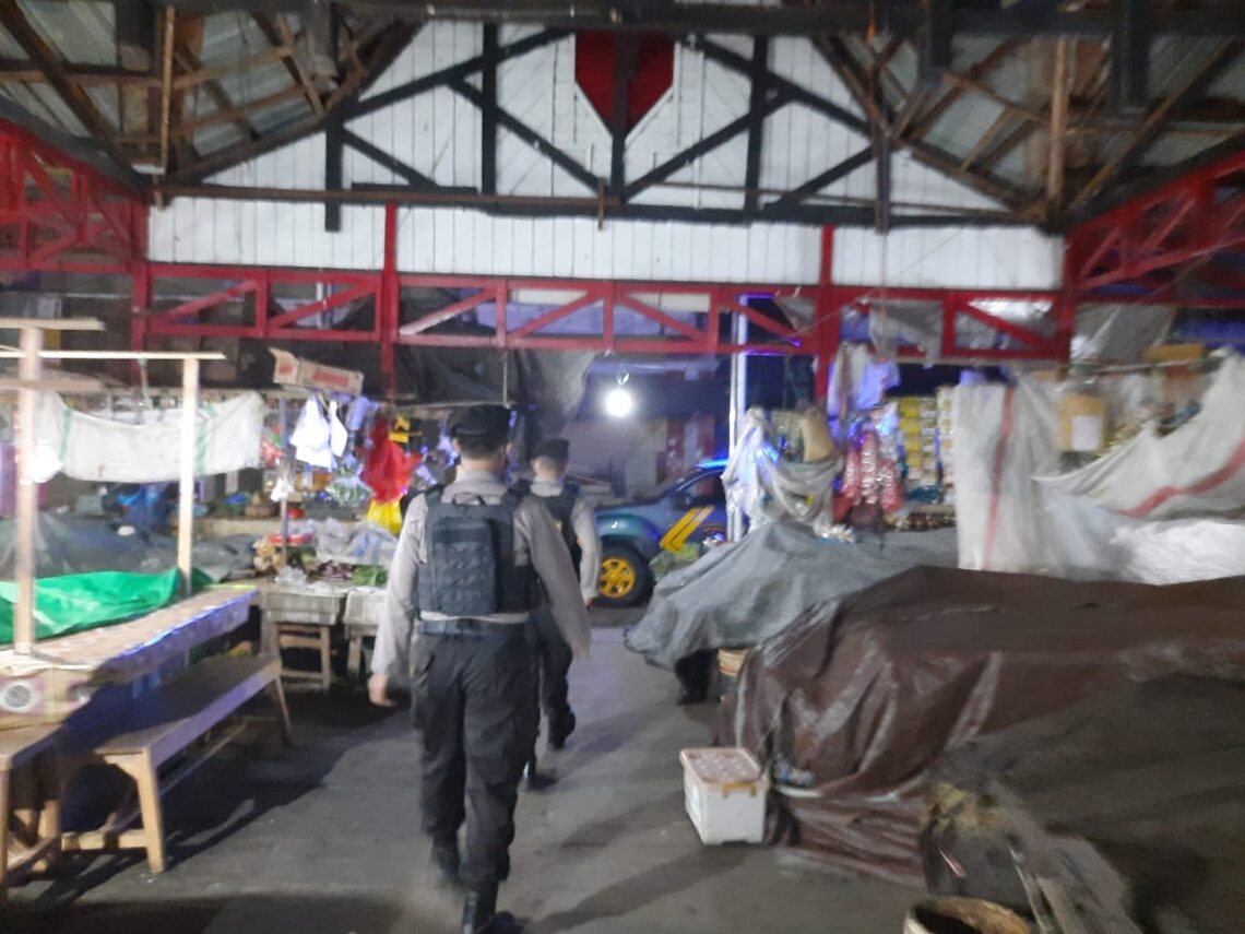 Kegiatan Patroli dialogis ini adalah merupakan kegiatan rutin Polres Seruyan tidak hanya mengunjungi tempat tempat rawan kejahatan pada saat jam rawan malam. Foto : Tbn