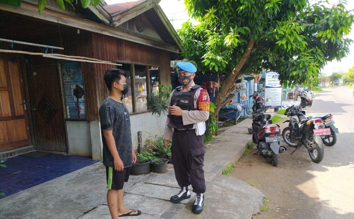 Anggota Polsek Seruyan Hilr (Serhil) melaksanakan Sambang dan Sosialisasi Kepada Masyarakat di Kelurahan  Kuala Pembuang II, Sabtu (13/03/2021) Pagi. Foto : Tbn