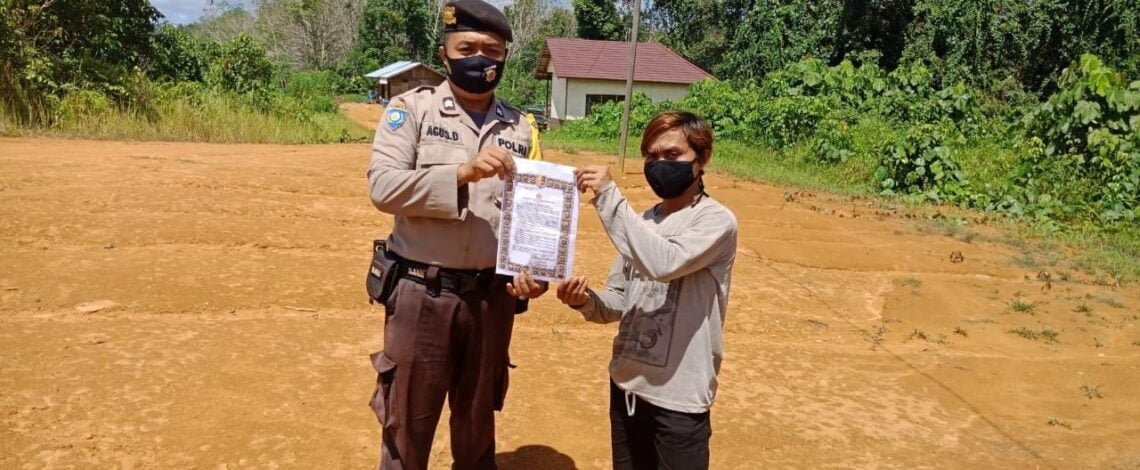Anggota Polsek Seruyan Hulu Polres Seruyan melaksanakan penyebaran Maklumat Kapolda Kalteng tentang larangan membakar hutan dan lahan. Foto : Tbn