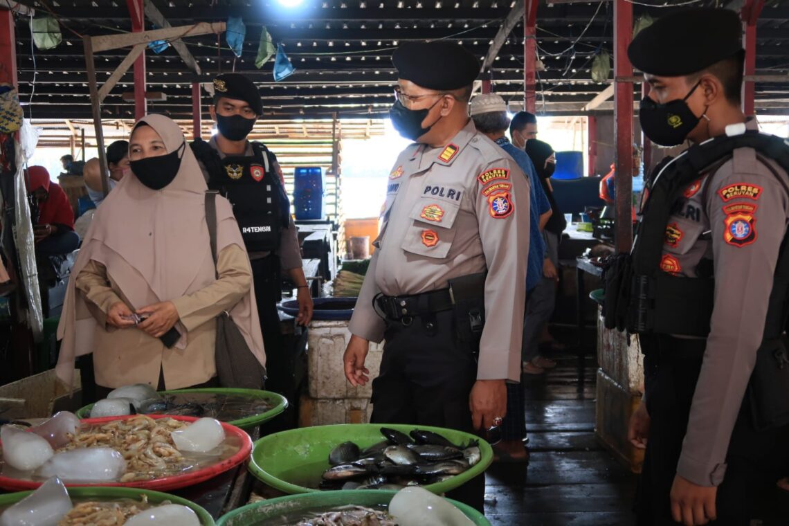 Personil Polres Seruyan melaksanakan kegiatan patroli guna memantau kegiatan masyarakat di Pasar Saik, Kuala Pembuang, Kabupaten Seruyan, Minggu (13/03/2022) pagi. Foto : Tbn