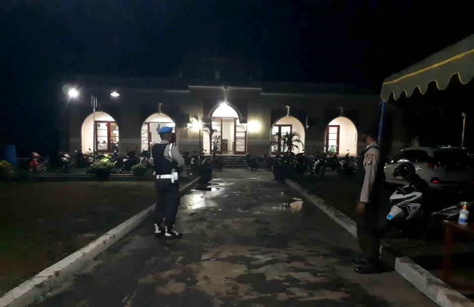 Personel Polsek Hanau diturunkan untuk melaksanakan pengamanan pada saat ibadah Sholat Tarawih di mesjid sekitar Desa Pembuang Hulu I dan II Kecamatan Hanau, Senin (12/4/2021) malam. Foto : Tbn