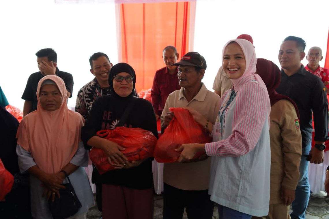 Ketua TP-PKK Prov. Kalteng Ivo Sugianto Sabran saat membuka secara resmi pasar penyeimbang