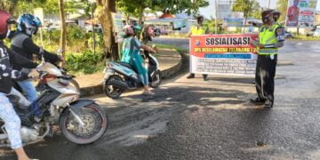 Satlantas Polres Seruyan Bagikan Brosur dan Stiker Cegah Covid-19