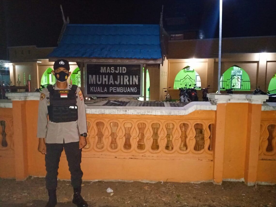 Personil Polres Seruyan dan Polsek Jajaran Amankan Sholat Tarawih. Foto : Tbn