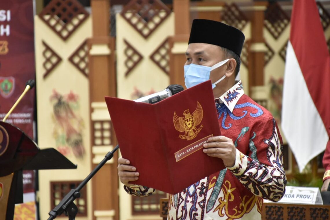 Gubernur Kalteng H. Sugianto Sabran saat Melantik dan Mengambil Sumpah/Janji Pejabat Pimpinan Tinggi Pratama, Pejabat Administrator, dan Pejabat Fungsional di Lingkungan Pemprov. Kalteng