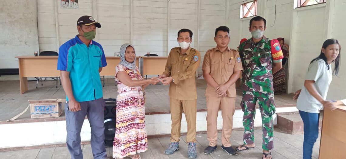 Pemerintah Desa Tumbang Tuan, Kecamatan Sumber Barito, Kabupaten Murung Raya melaksanakan pembagian Bantuan Langsung Tunai Dana Desa (BLT-DD) Tahun Anggaran 2022 yang bertempat di Aula Kantor Desa setempat, beberapa waktu yang lalu. Foto : JB/Kaspul