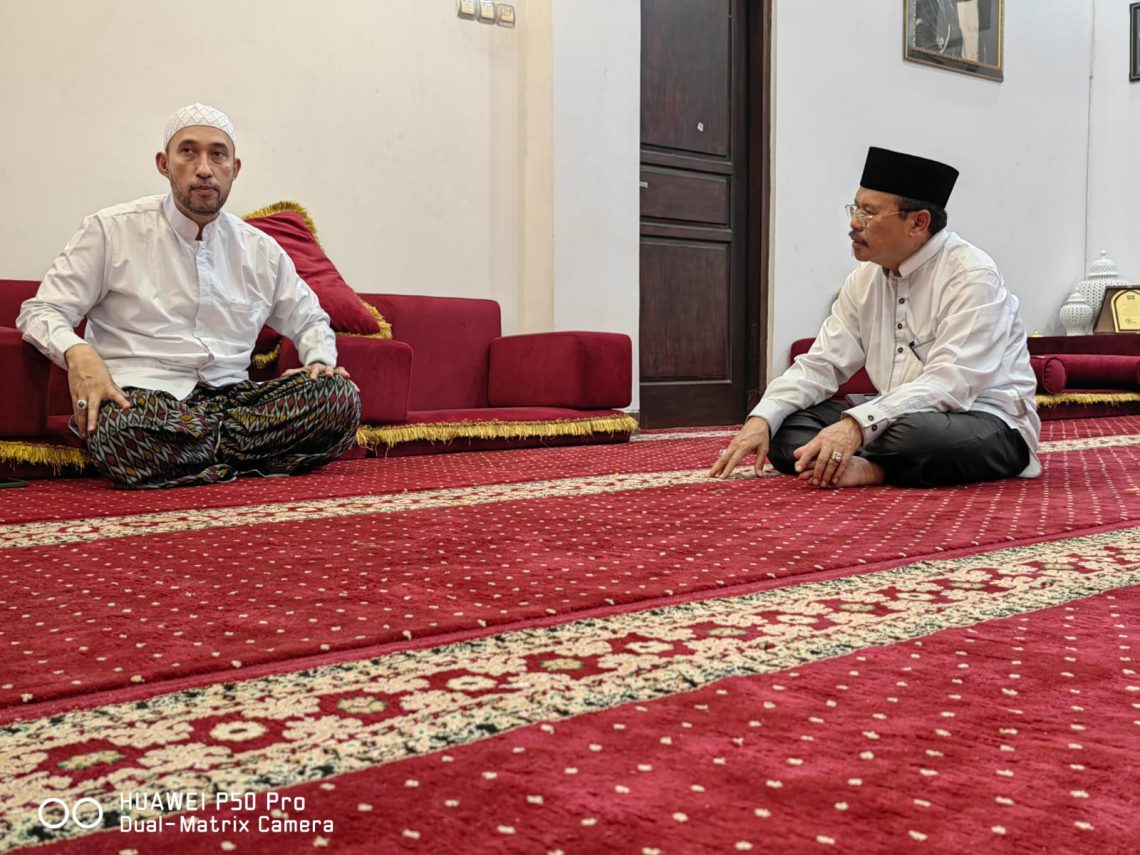 Sekretaris Daerah Prov. Kalteng H. Nuryakin saat bersilaturahmi ke kediaman Habib Zainal Abidin yang berada di Pekalongan