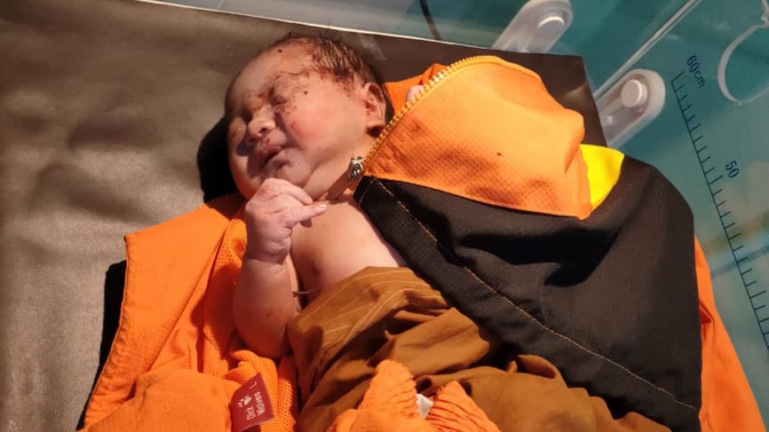 Warga Kota Buntok Kecamatan Dusun Selatan Kabupaten Barito Selatan digegerkan dengan penemuan seorang bayi yang sengaja dibuang oleh orang tuanya di semak-semak di Jalan Barito Raya, Minggu (13/6/2021).Foto : Rul