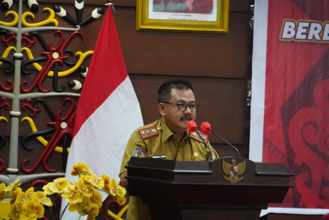 Staf Ahli Gubernur Bidang Pemerintahan, Hukum dan Politik Herson B. Aden saat menyampaikan sambutannya