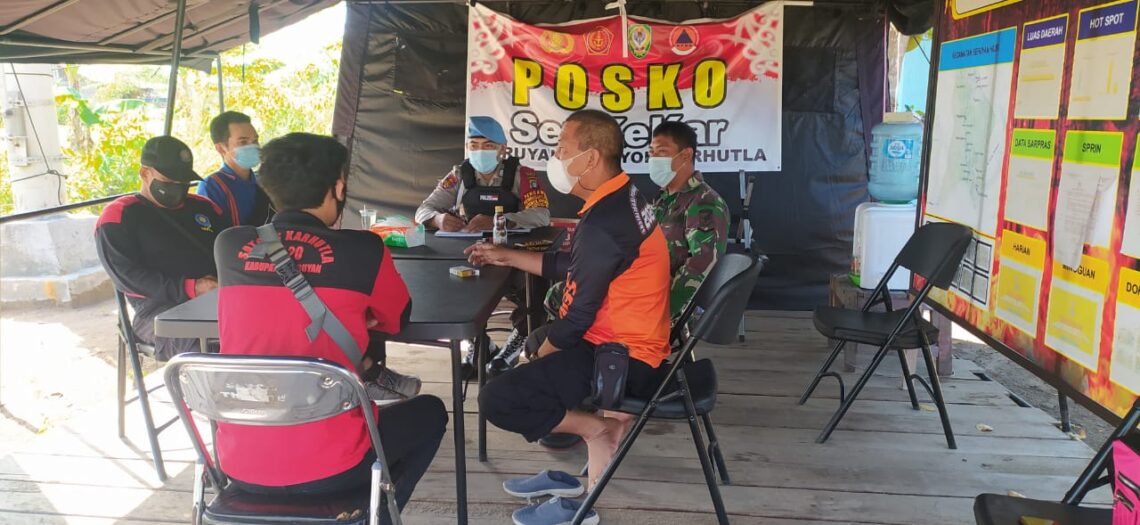 Anggota Polres Seruyan untuk siaga di posko karhutla bersama unsur-unsur terkait guna mengantisipaai terjadinya kebakaran hutan dan lahan, Minggu (13/06/2021). Foto : TN