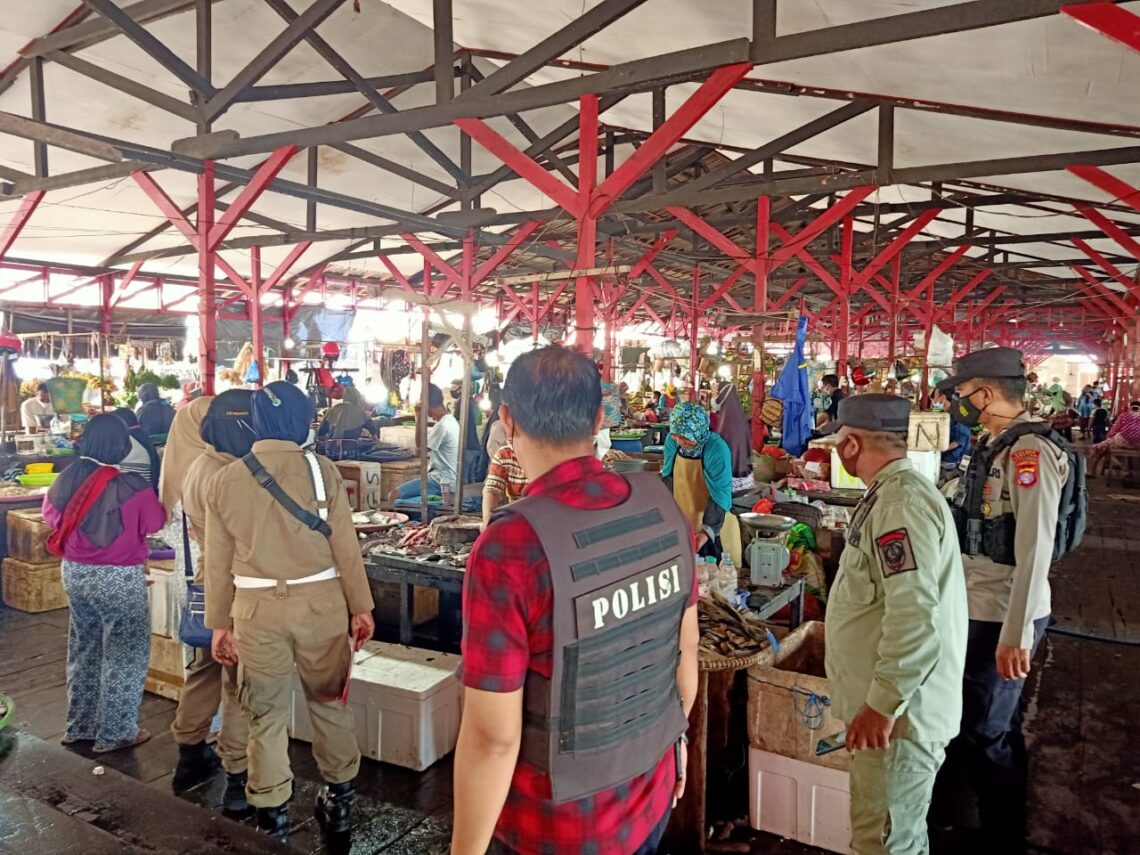 Tim Yustisi Gabungan Polri dan Sat Pol PP Kabupaten Seruya di Pasar Saik Kuala Pembuang, Minggu (20/05/2021). Foto : Tbn