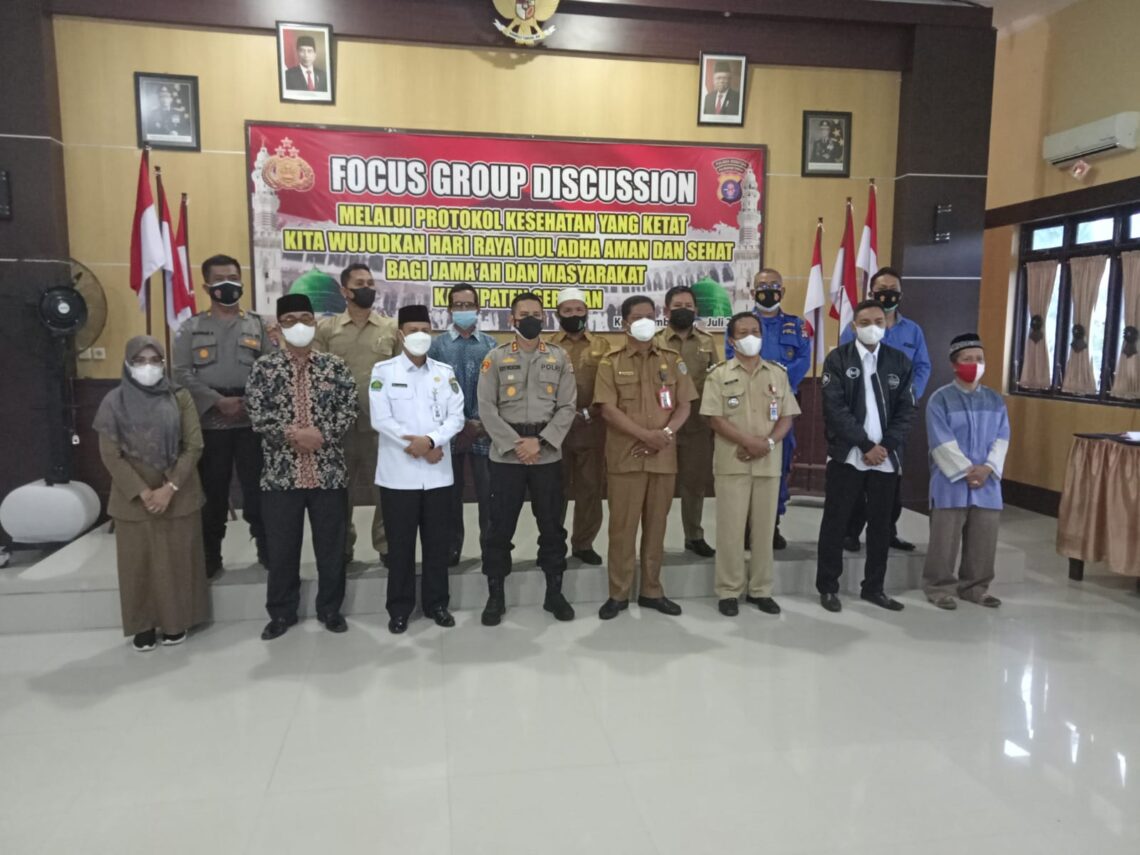 Kapolres Seruyan mengikuti acara Focus Group Discussion dengan tema melalui Protokol Kesehatan yang ketat kita wujudkan Hari Raya Idul Adha aman dan sehat bagi Jama'ah dan masyarakat Kabupaten Seruyan bertempat di Aula Patriatama 95 Polres Seruyan, Selasa (13/07/2021). Foto : Tbn