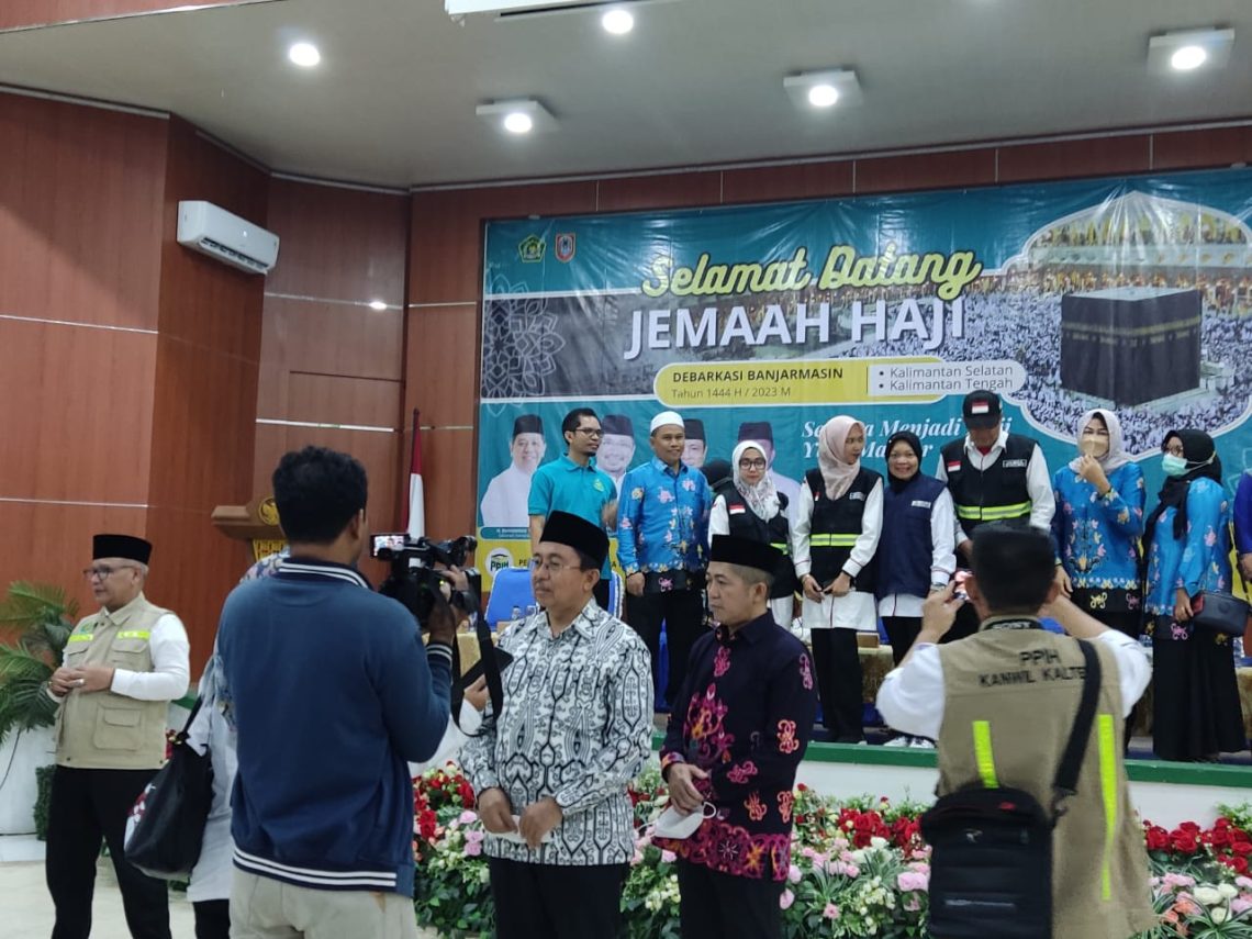 Asisten Pamkesra Setda Prov. Kalteng Kaspinor saat menyambut kedatangan Jemaah Haji Prov. Kalteng Kloter BDJ-03 Tahun 1444 H/2023 M