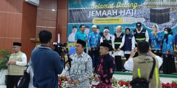 Asisten Pamkesra Kaspinor Sambut Kedatangan Jemaah Haji Provinsi Kalteng