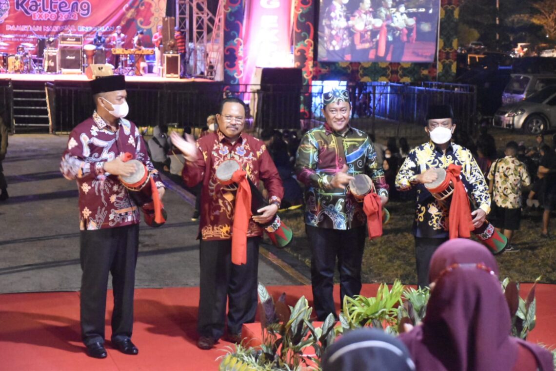 Wakil Gubernur Kalteng H. Edy Pratowo, Sekretaris Daerah Prov.Kalteng H. Nuryakin, Wakil Ketua DPRD Prov Kalteng H. Abdul Rajak serta Bupati Sukamara H. Windu Subagio saat menabuh katambung