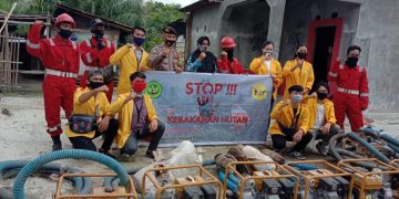 Bhabinkamtibmas Sebangau Kuala Dampingi Kades Sebangau Jaya Cek Peralatan Pemadam Karhutla